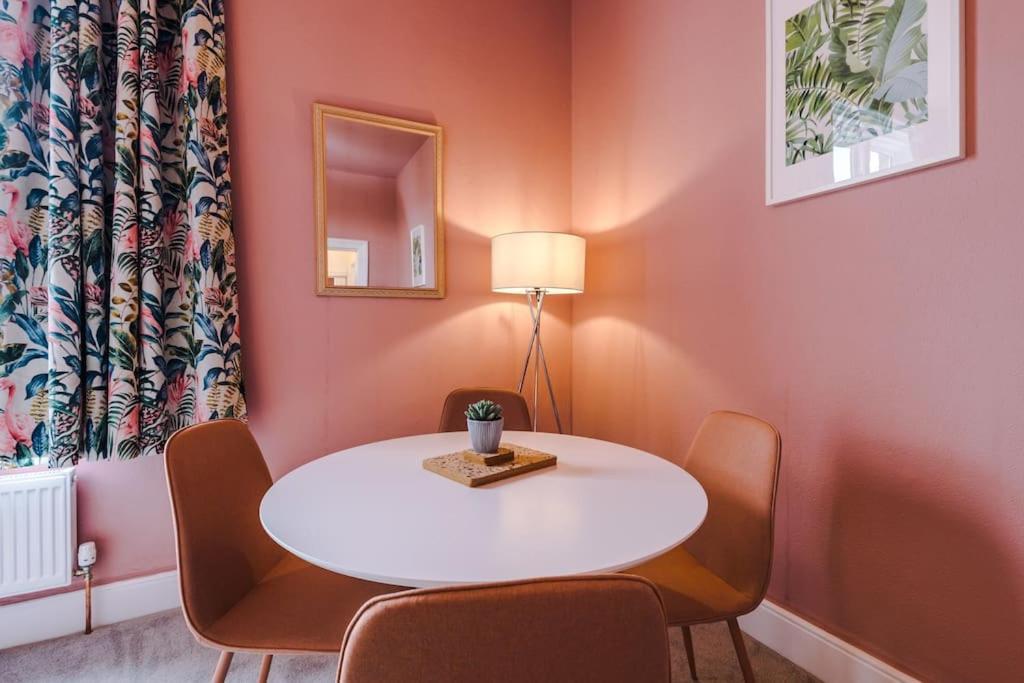 Pink Palace - Central Apartment Chester Exterior foto
